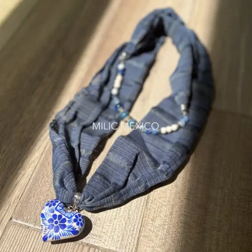 Collar Artesanal Corazón policromado azul corto