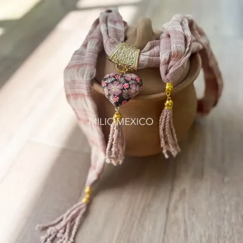 Collar Artesanal Corazón policromado beige/rosa largo