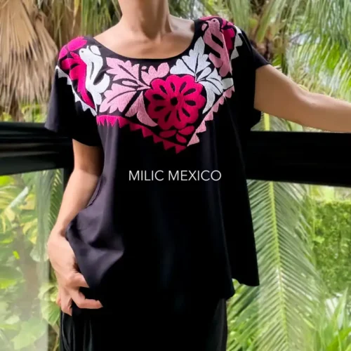 Blusa Jalapa cuello bordado negro/rosas - XG