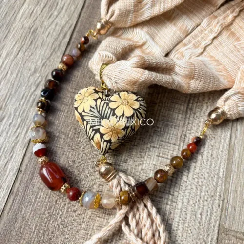 Collar Artesanal Corazón policromado beige corto