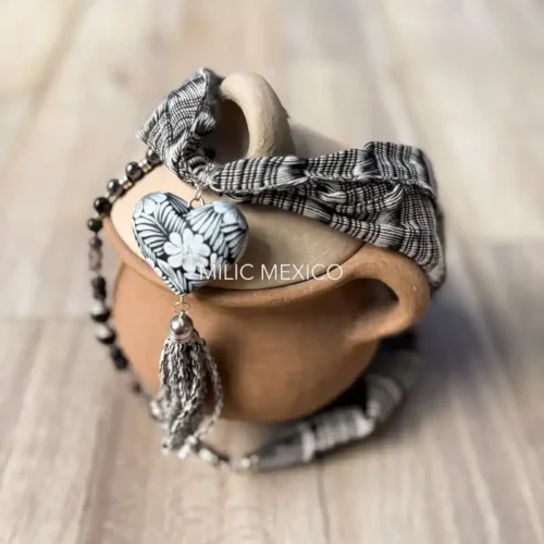 Collar Artesanal Corazón policromado negro corto