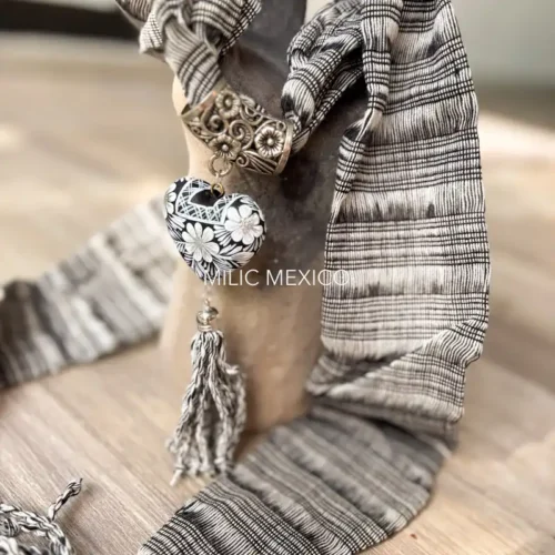 Collar Artesanal Corazón policromado negro largo